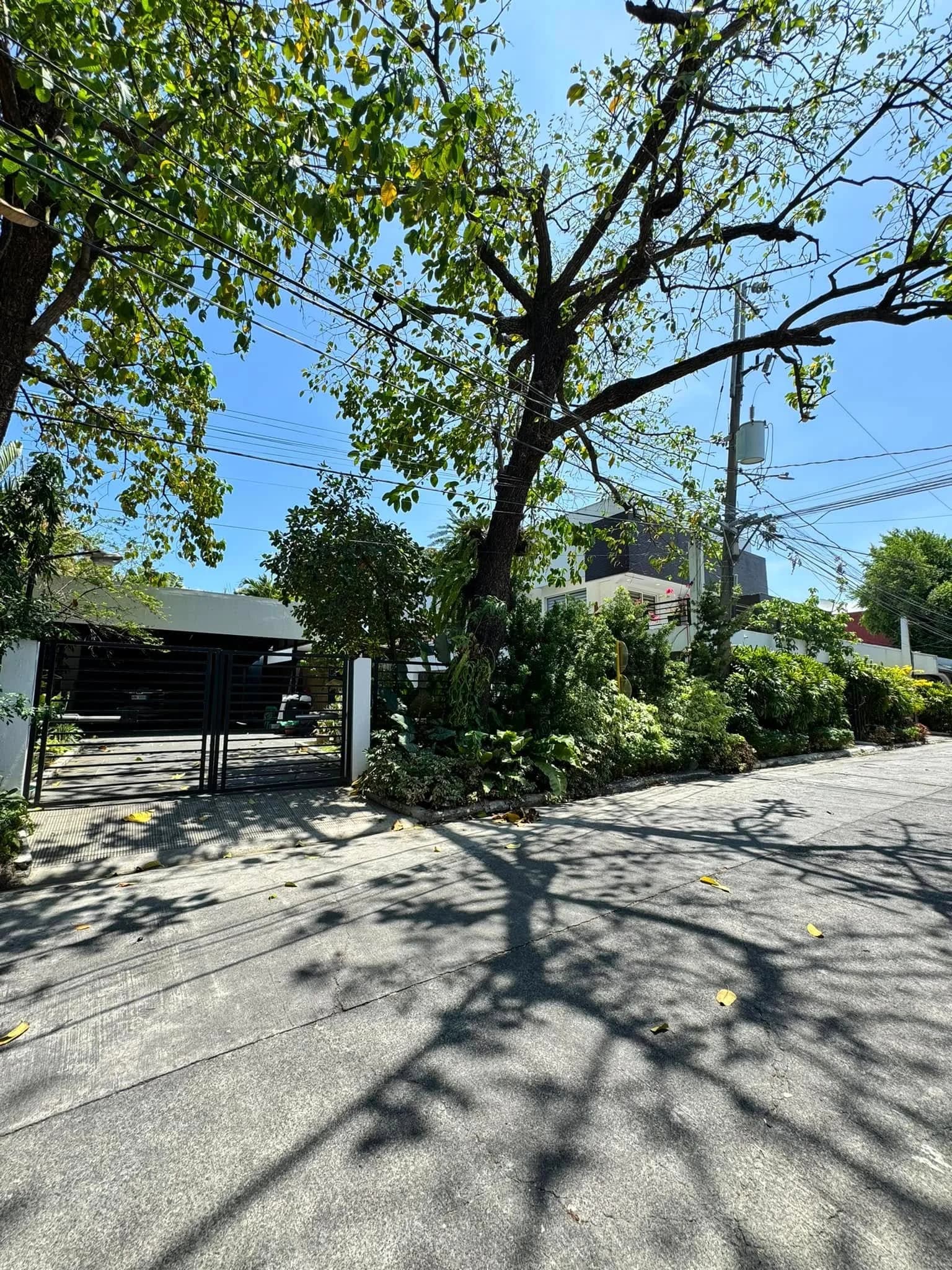 Modern Tropical House and Lot For Sale in Merville Park, Parañaque City