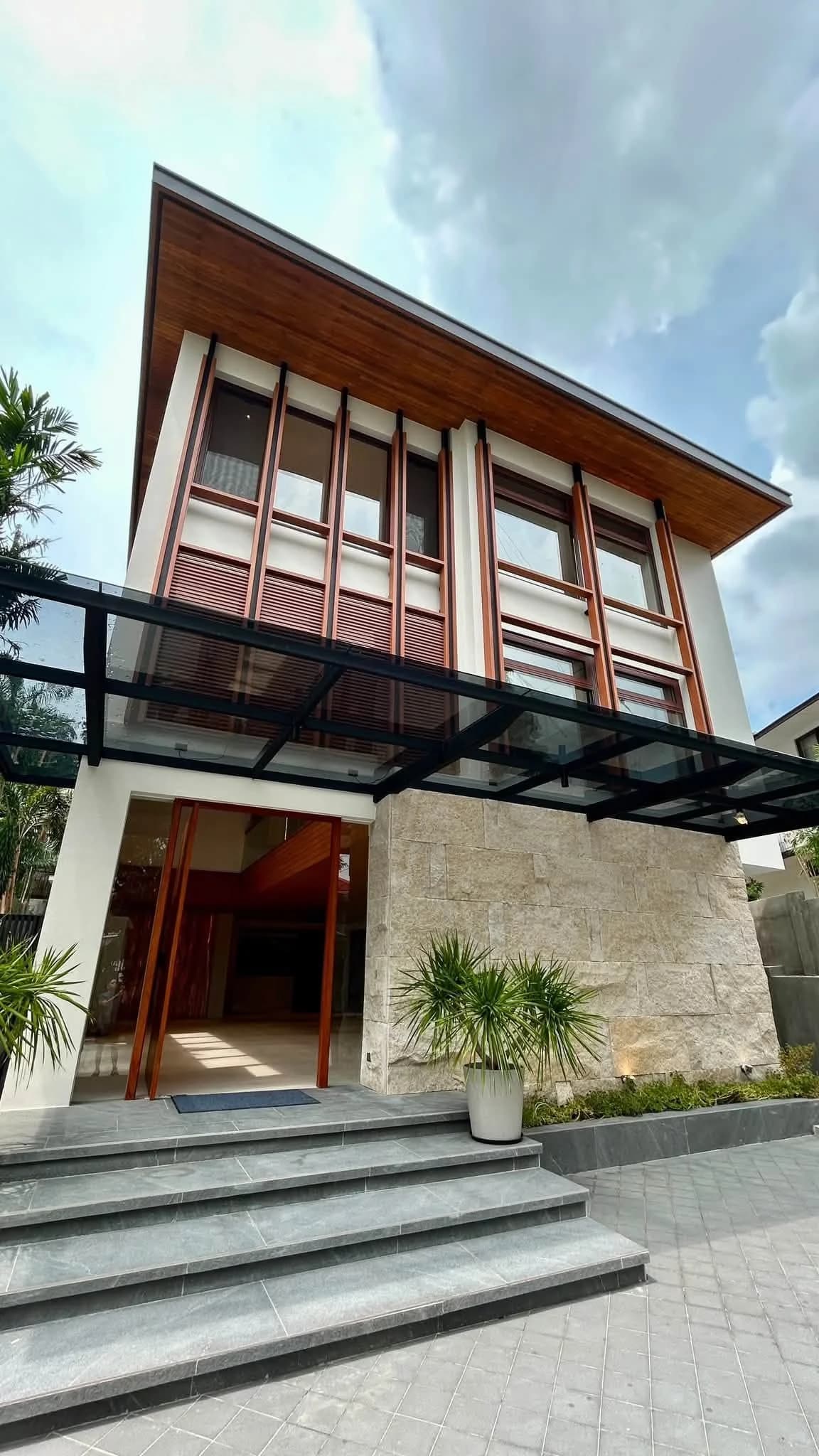Brand New Modern Tropical Luxury 6-Bedroom House & Lot For Sale in Ayala Alabang Village, Muntinlupa City — Photo 4