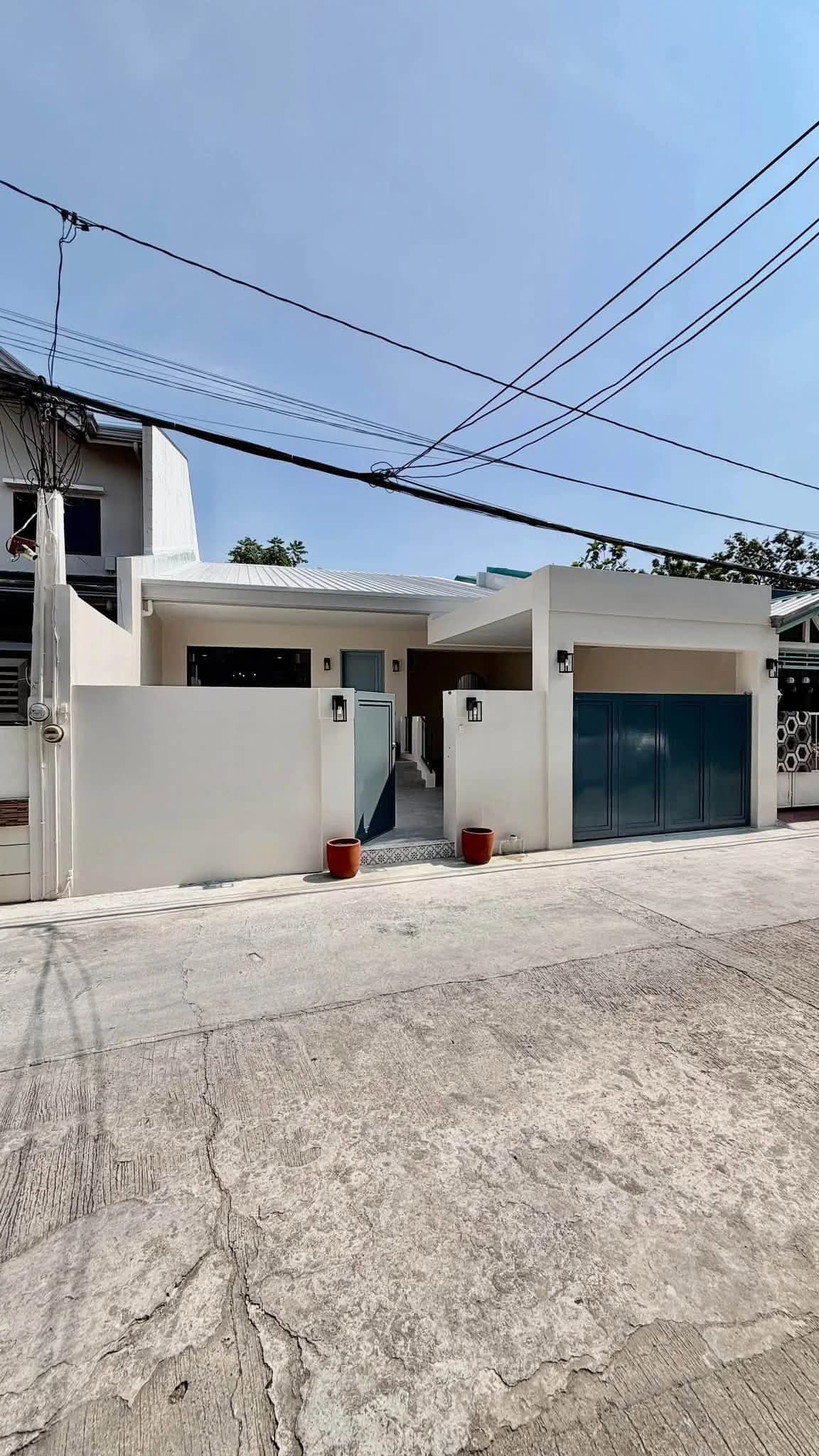 Fully Renovated Stylish Bungalow House and Lot For Sale in Multinational Village, Parañaque City — Photo 1