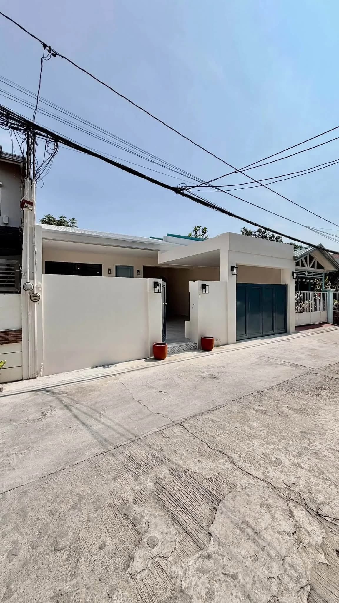 Fully Renovated Stylish Bungalow House and Lot For Sale in Multinational Village, Parañaque City — Photo 3