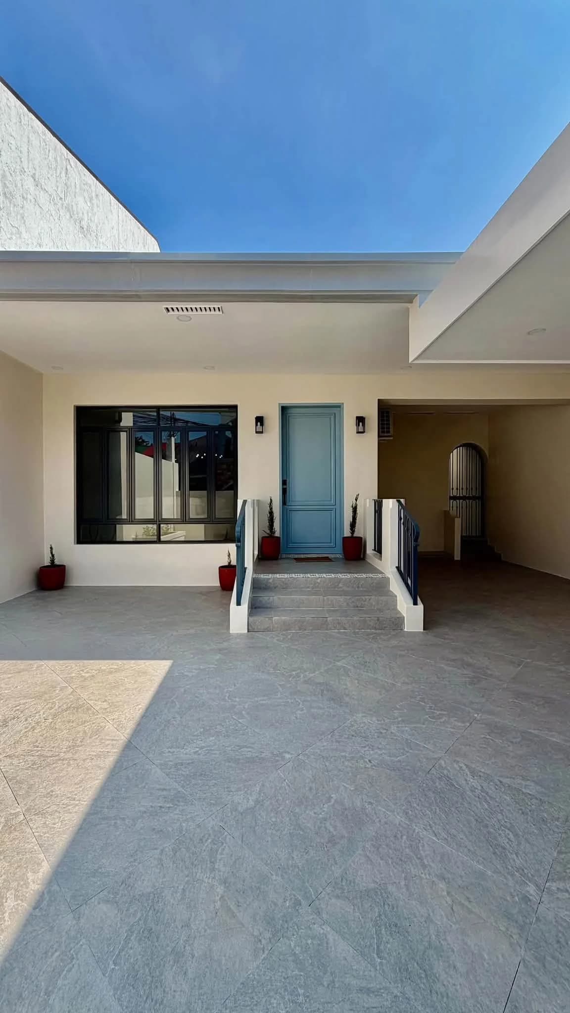 Fully Renovated Stylish Bungalow House and Lot For Sale in Multinational Village, Parañaque City — Photo 4