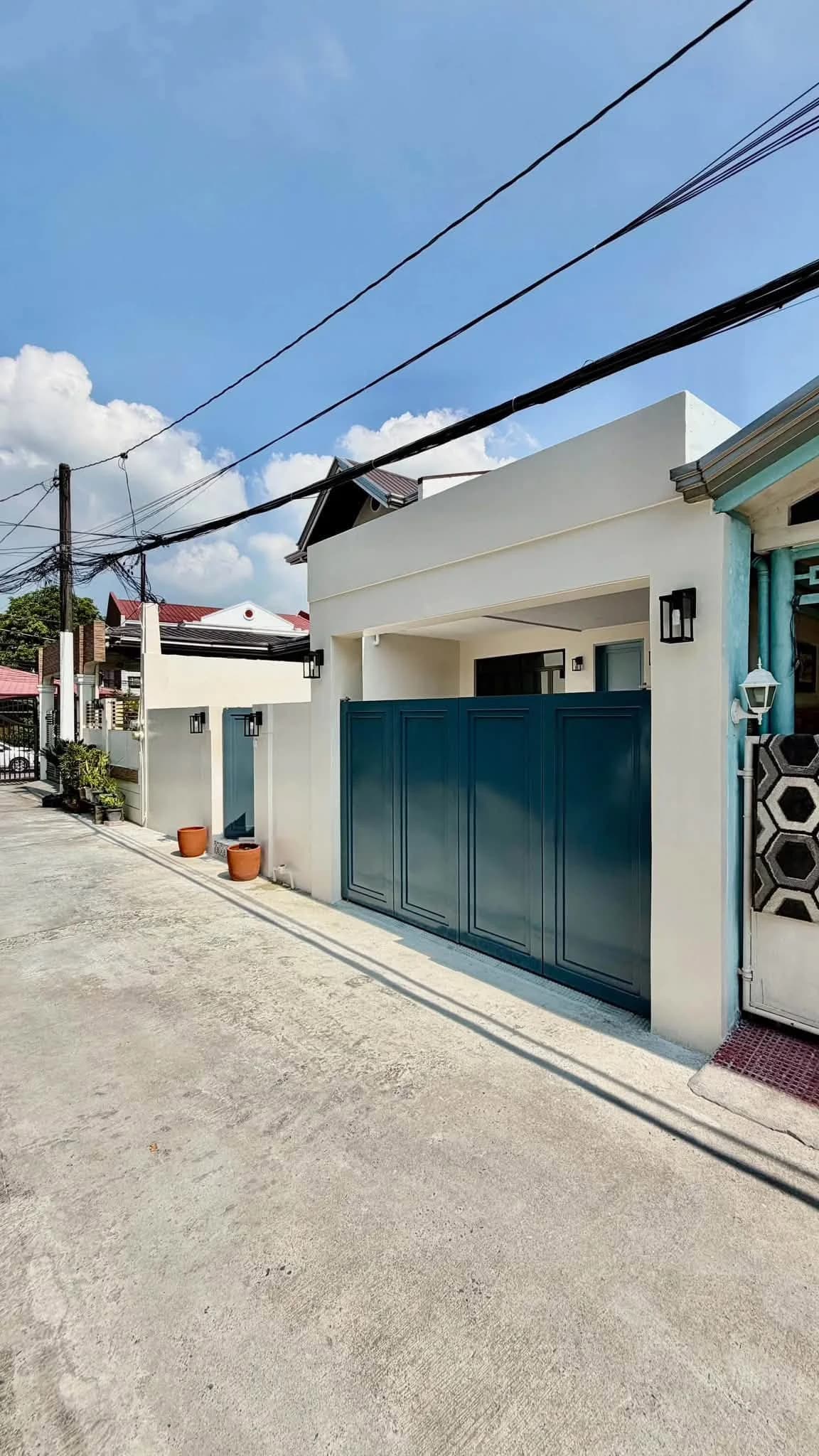 Fully Renovated Stylish Bungalow House and Lot For Sale in Multinational Village, Parañaque City — Photo 2