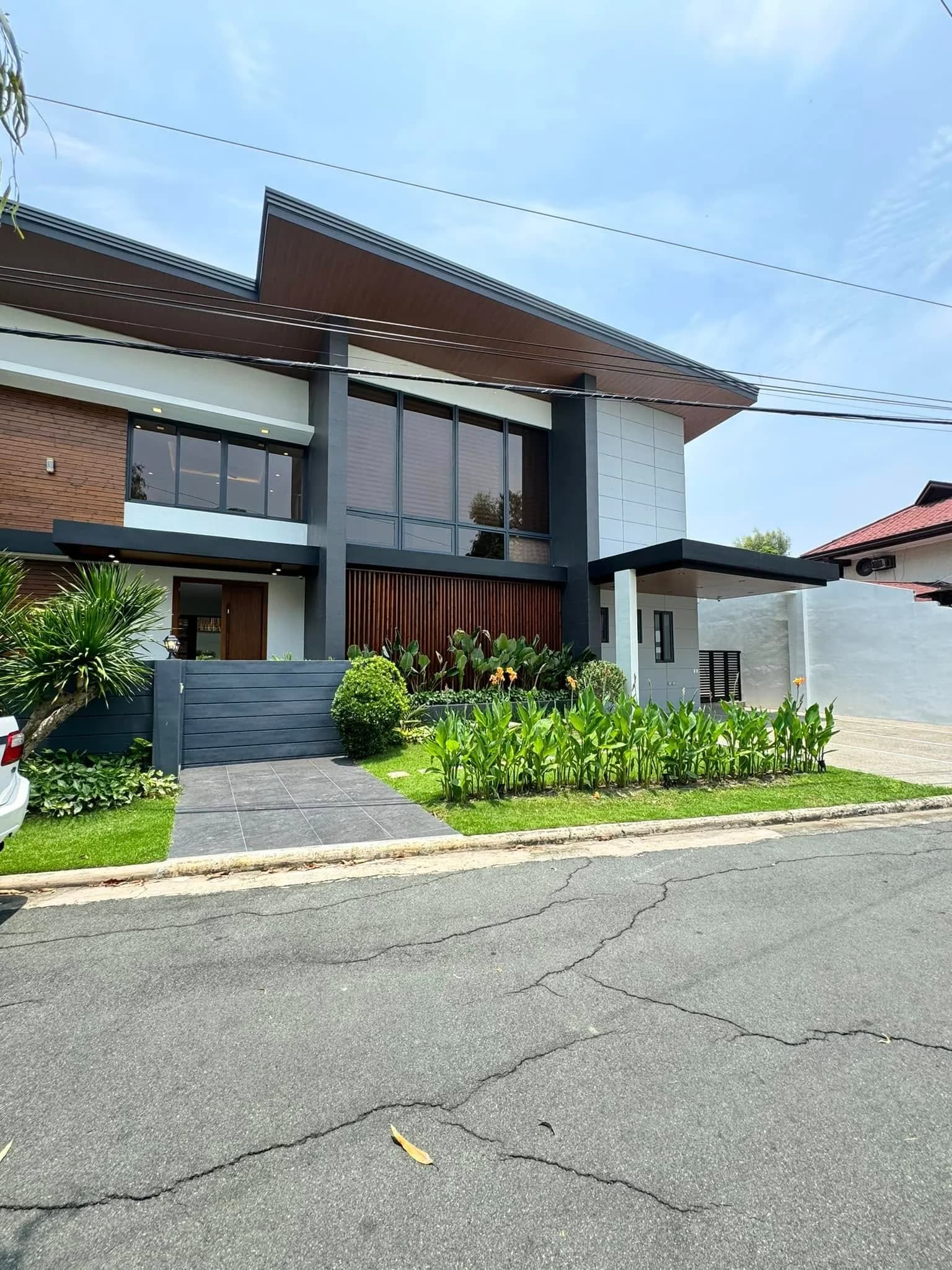Modern Corner House and Lot with Swimming Pool in Alabang Hills Village, Muntinlupa City