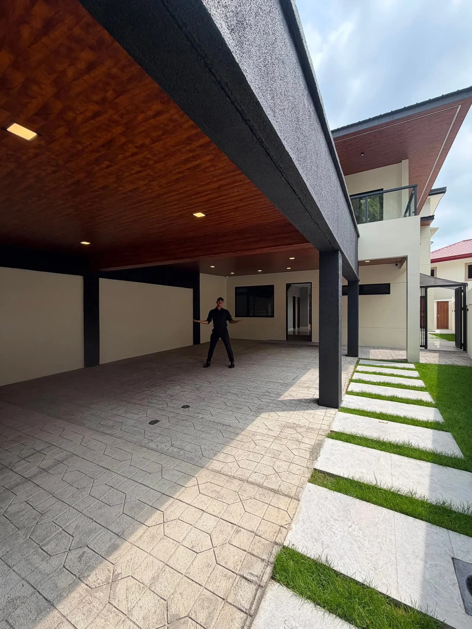 Brand New Elegant House w/Pool For Sale in BF Resort Village, Las Piñas City — Photo 4