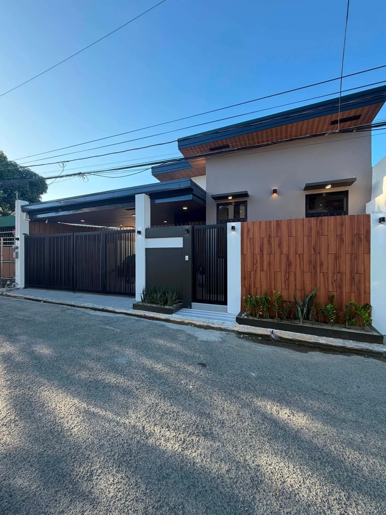 Brand New Elegant Bungalow For Sale in Pilar Village, Las Piñas City — Photo 2