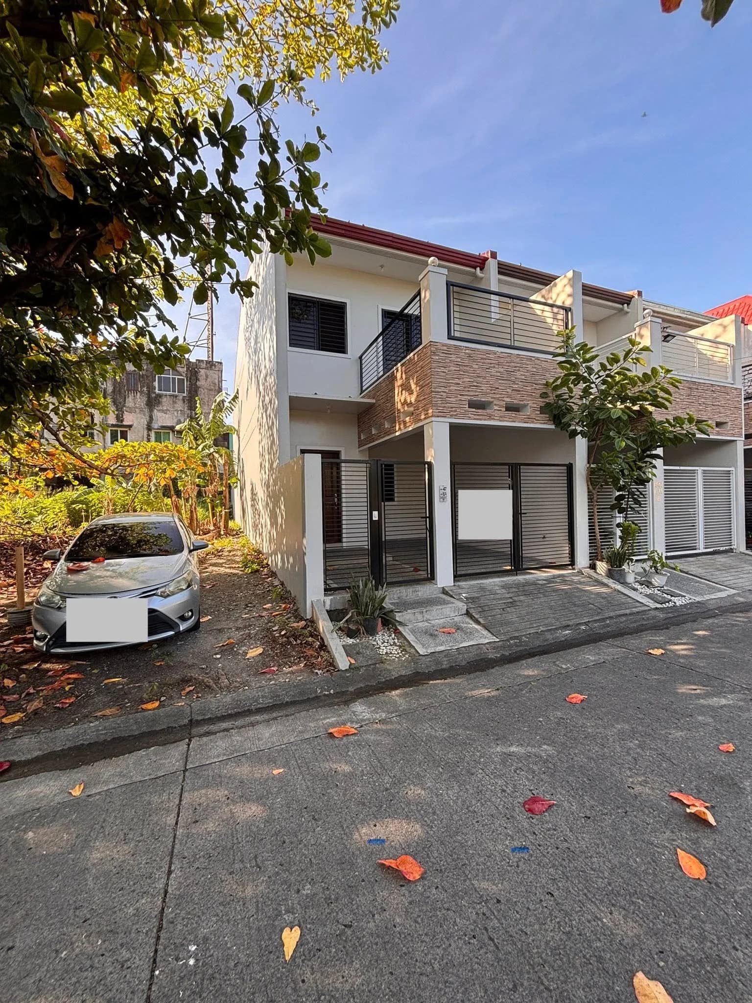 END Unit 3BR Townhouse For Sale in BF Resort Village, Las Piñas City