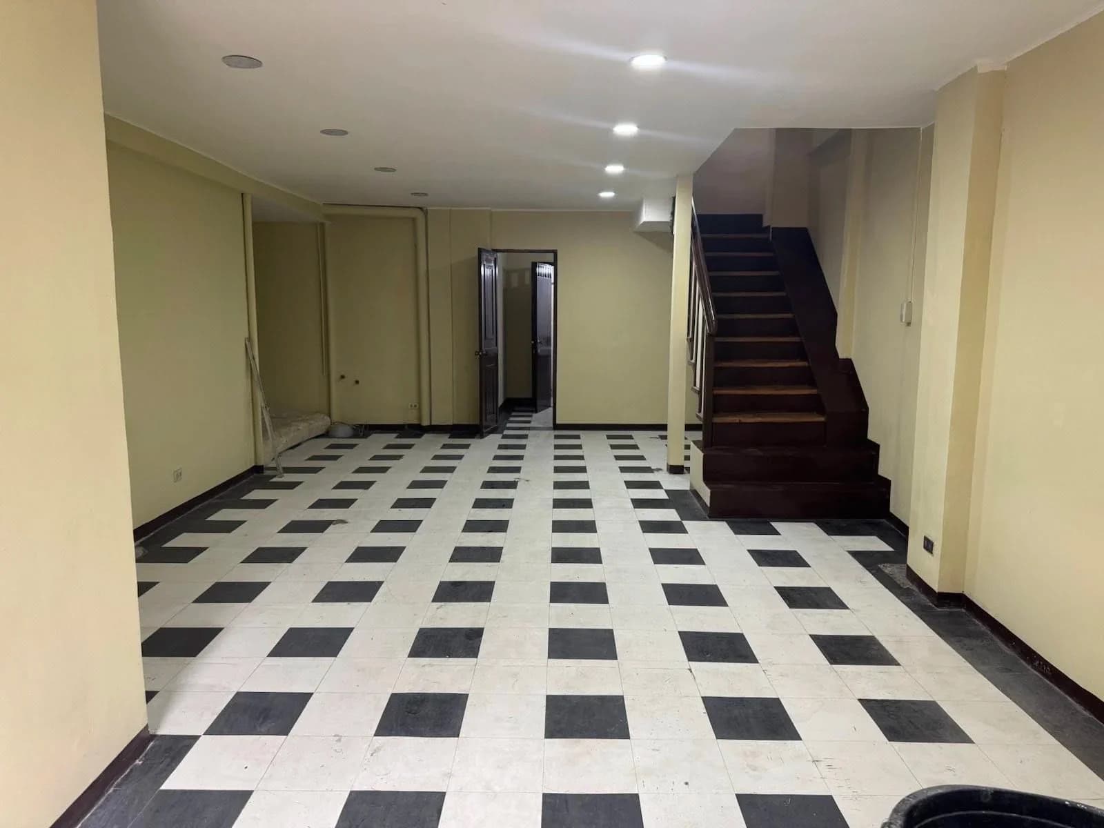 For Rent: Commercial Building in Osmeña Highway Makati City