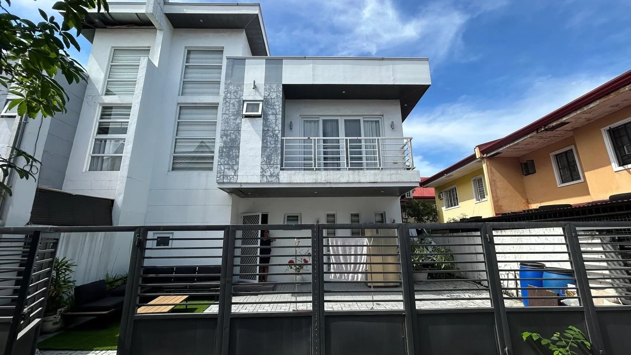 Rush Sale Pre-Owned House And Lot in BF Resort Village Las Piñas City