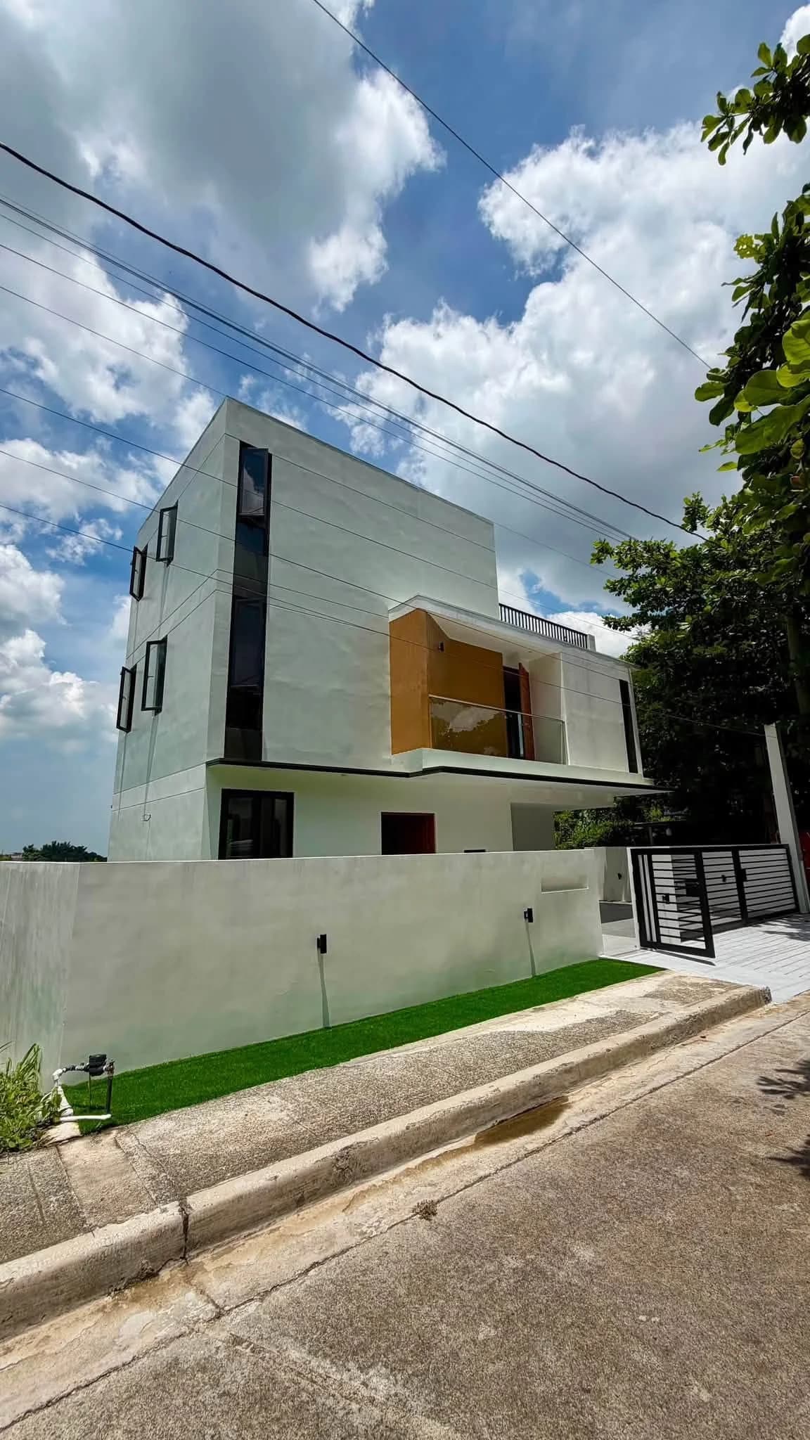 Modern Australian-Inspired House & Lot For Sale in Monteverde Royale, Taytay, Rizal (Very Low DP Promo!) — Photo 2