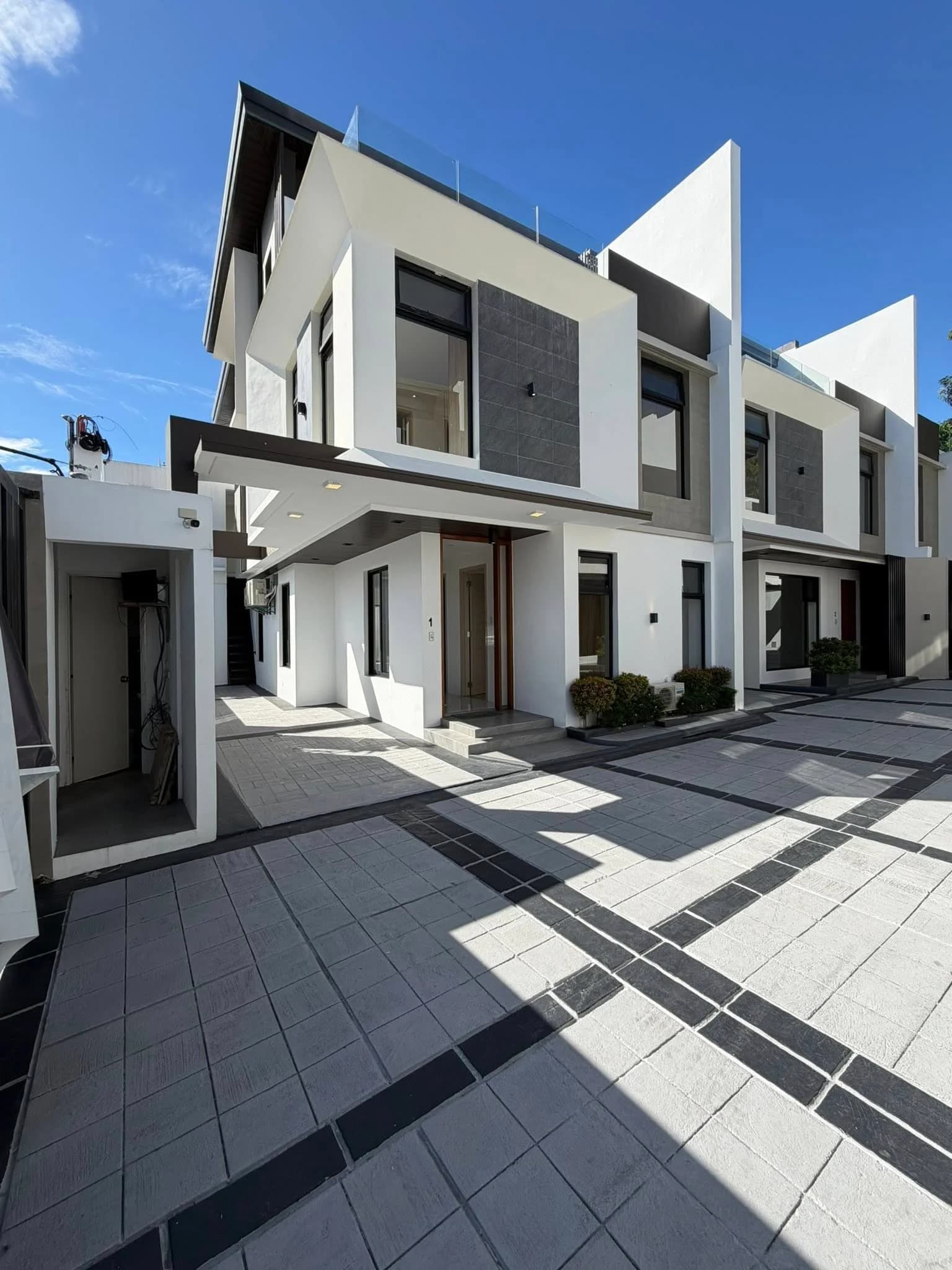 Brand New Elegant Townhouse ( Unit 1 ) For Sale in BF Homes, Paranaque City (Corner Unit) — Photo 1