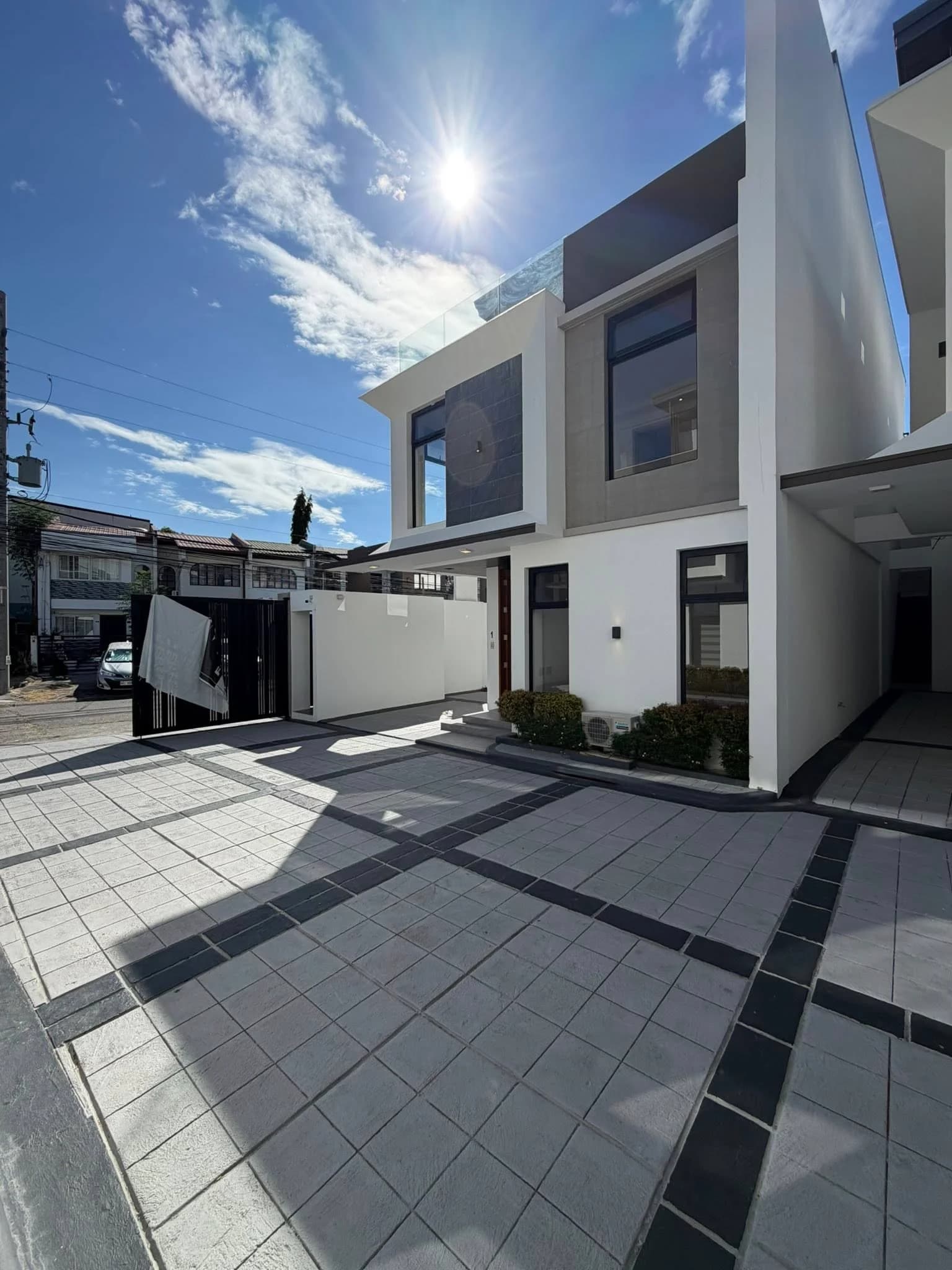 Brand New Elegant Townhouse ( Unit 1 ) For Sale in BF Homes, Paranaque City (Corner Unit) — Photo 2