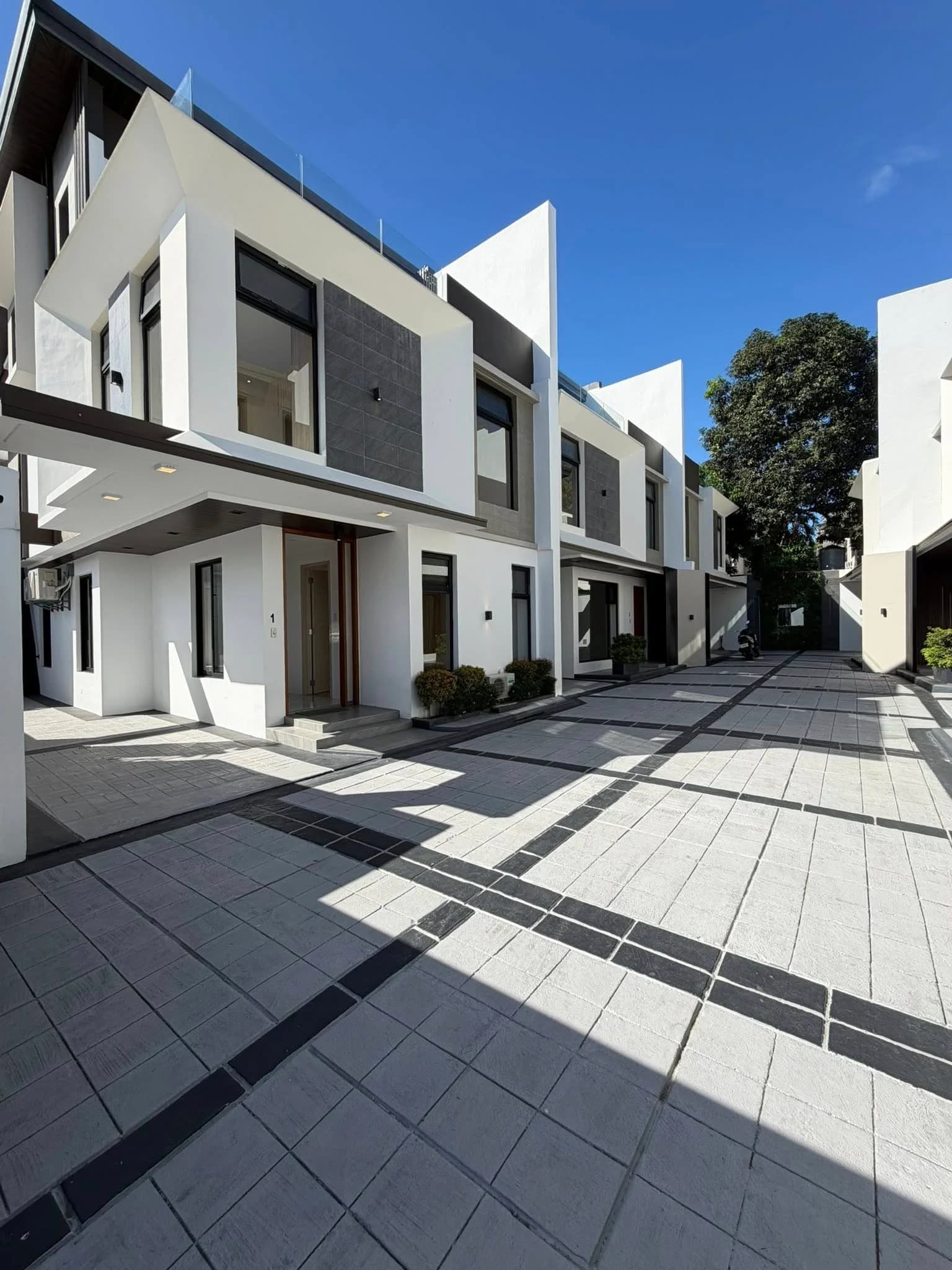 Brand New Elegant Townhouse ( Unit 1 ) For Sale in BF Homes, Paranaque City (Corner Unit) — Photo 4