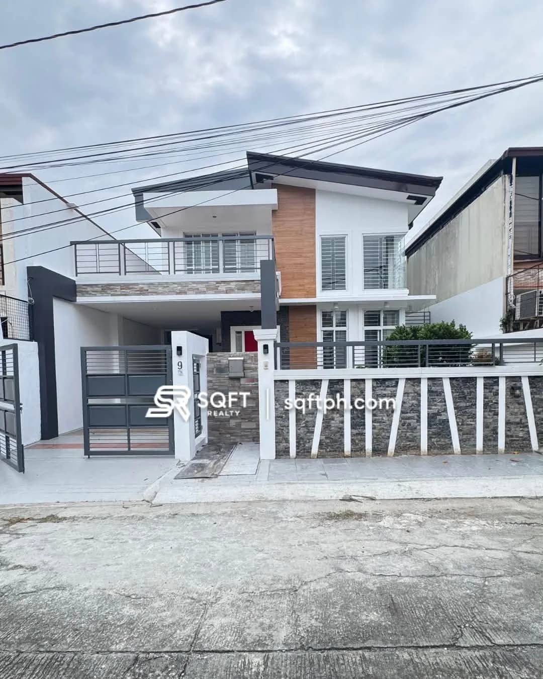 Modern Elegant 5-Bedroom House For Sale in Better Living Subdivision, Parañaque City — Photo 1