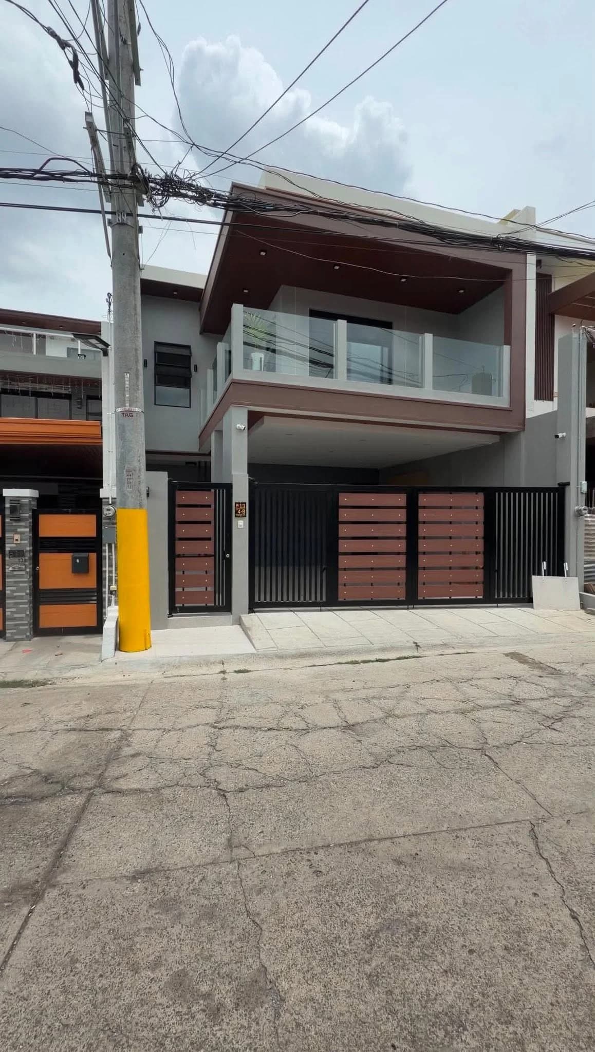Brand New Modern Furnished 4BR House and Lot For Sale in BF Resort Village, Las Piñas City — Photo 3