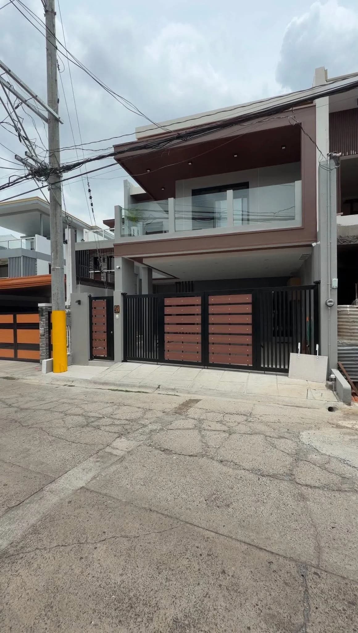 Brand New Modern Furnished 4BR House and Lot For Sale in BF Resort Village, Las Piñas City — Photo 2
