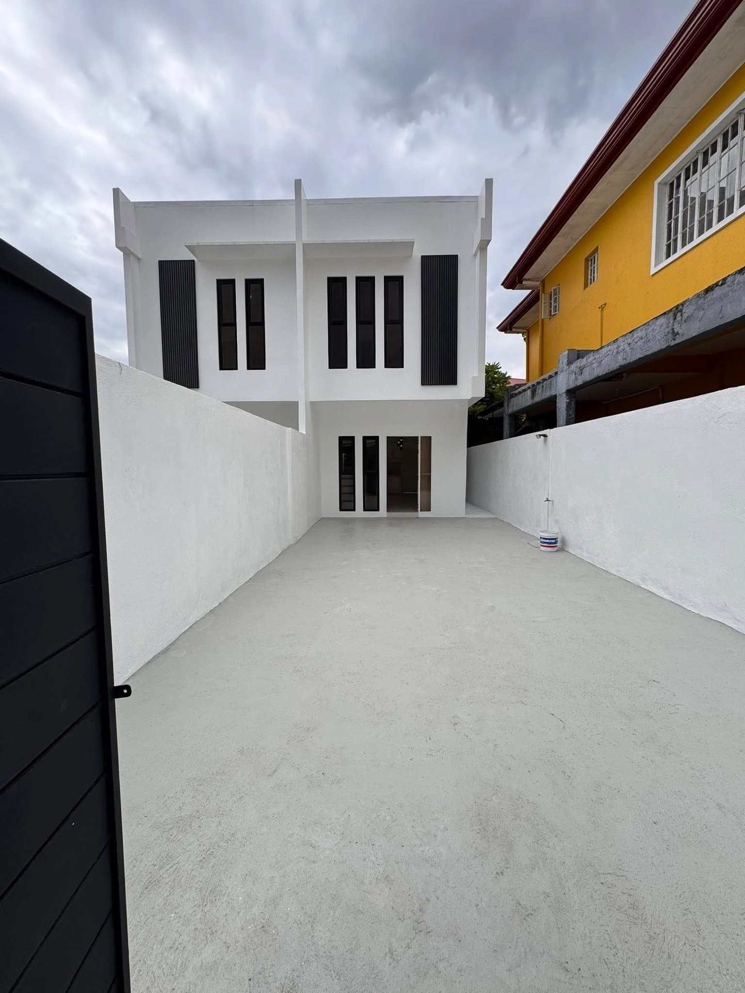 Brand New 3 BR Modern Duplex For Sale in Brgy. Merville, Parañaque City