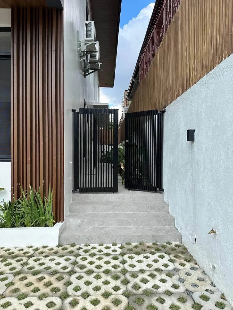 Brand New Elegant 5BR Home For Sale in BF Homes, Parañaque City — Photo 5