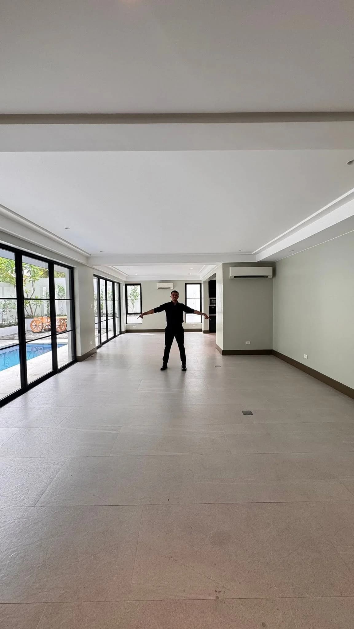 Elegant 4 BR House and Lot with Swimming Pool For Sale in Ayala Alabang Village, Muntinlupa City — Photo 1