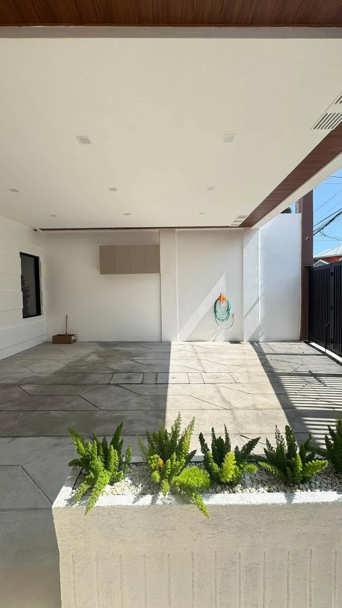 Brand New Modern Furnished House & Lot For Sale in BF Resort Village, Las Piñas City — Photo 5