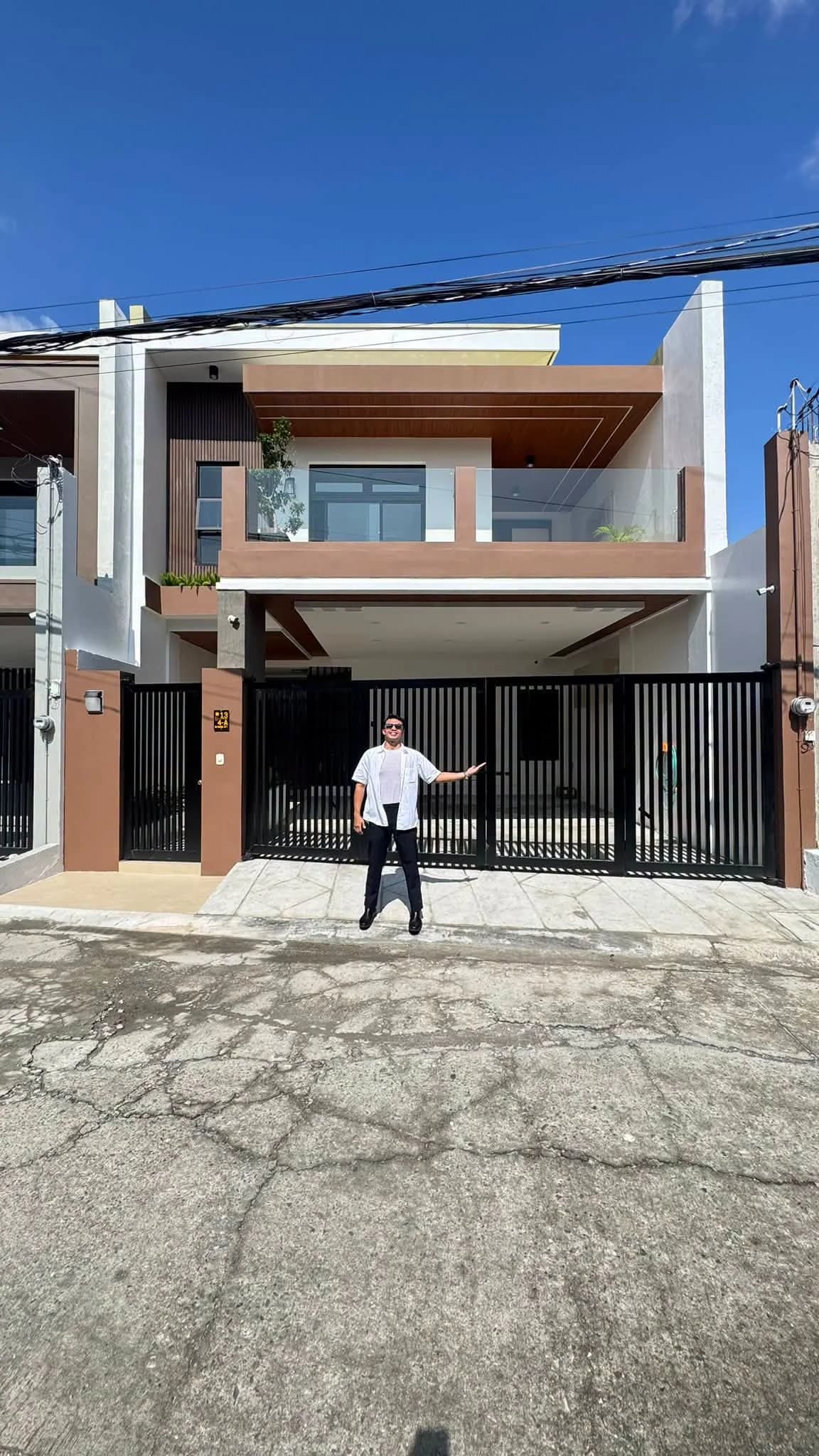Brand New Modern Furnished House & Lot For Sale in BF Resort Village, Las Piñas City — Photo 1