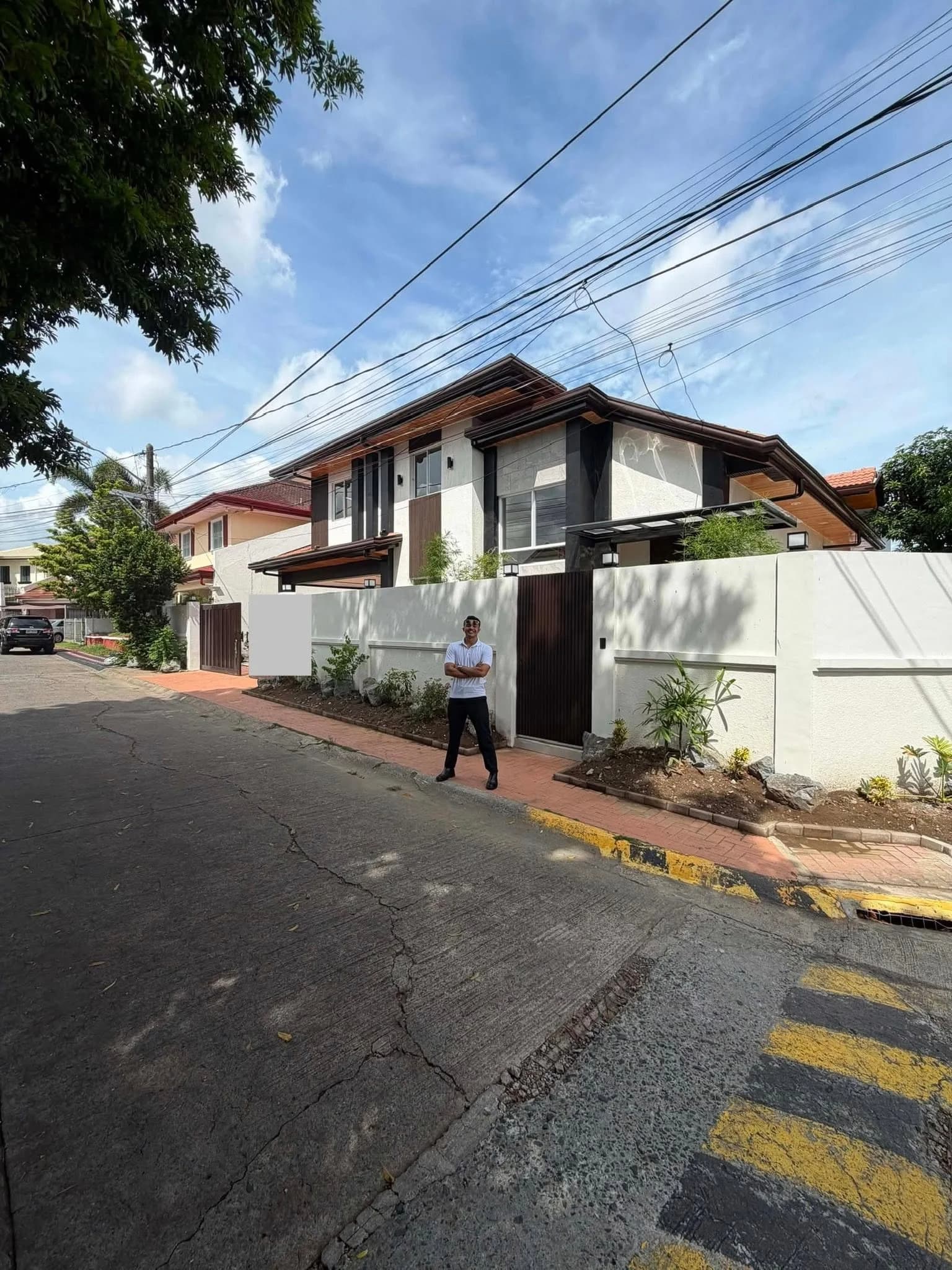 Modern Corner 4BR House and Lot For Sale in BF Homes, Parañaque City — Photo 2